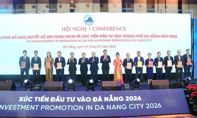 UBND thành phố trao Giấy chứng nhận đăng ký thành viên chính thức cho 12 nhà đầu tư, doanh nghiệp đầu tiên và 11 Giấy chấp thuận quan tâm đầu tư.